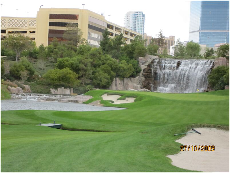 18  'Wynn Golf Club' - Udsigt ned af hul 18 - hvor man rigtigt kan se vandfaldet i baggrunden!